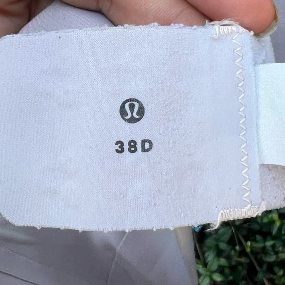 ▶️ Lululemon ◀️ White Clasp Bra. Size 38 D.
